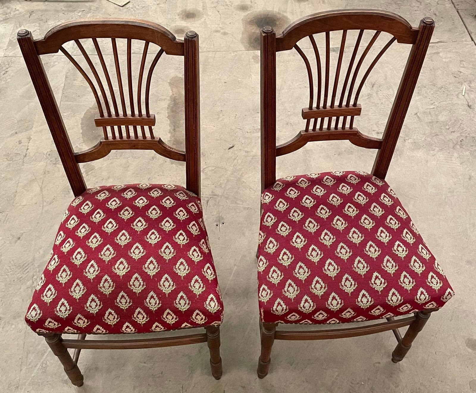2 klassieke houten stoelen met rode bekleding, Enlèvement