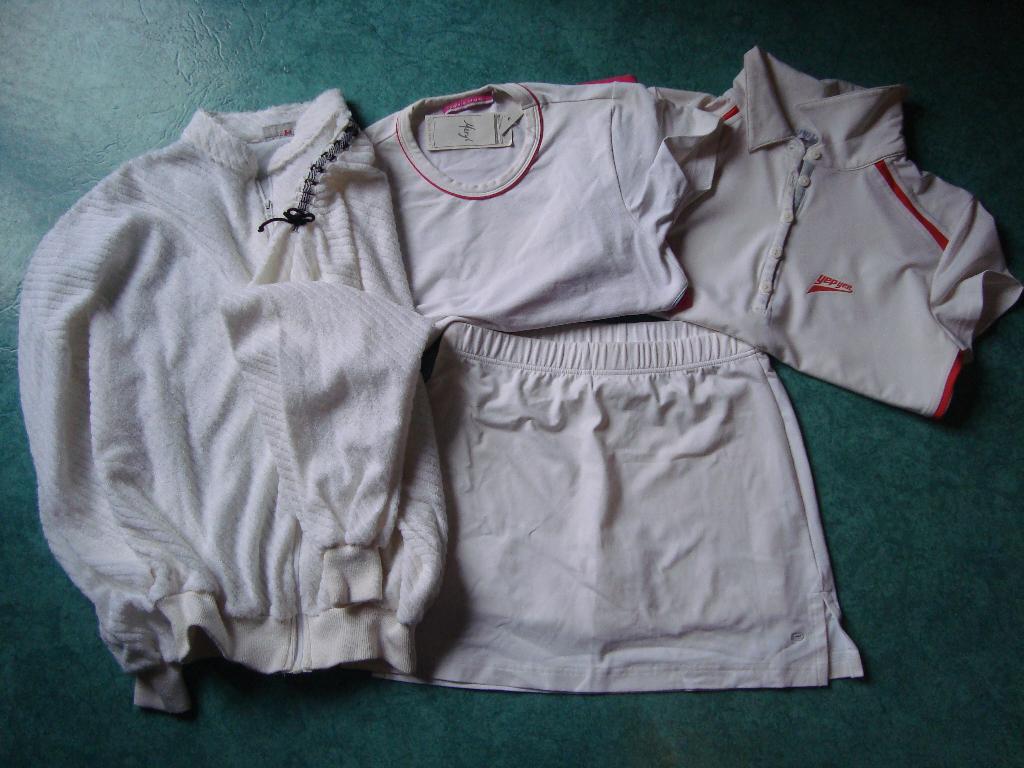 Tenue complète de tennis T14 ans: 2 tee-shirt + 1 jupe+pull, Enlèvement ou Envoi, Comme neuf, Vêtements