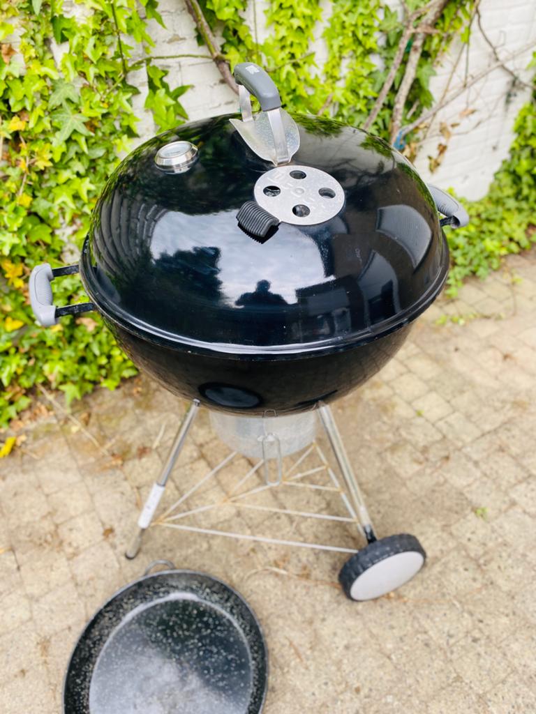 ORIGINAL KETTLE PREMIUM-HOUTSKOOLBARBECUE Ø 57 CM, Tuin en Terras, Houtskoolbarbecues, Ophalen, Gebruikt, Met accessoires