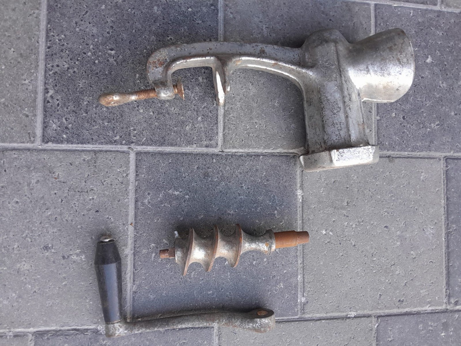 Antieke vleesmolen, Enlèvement