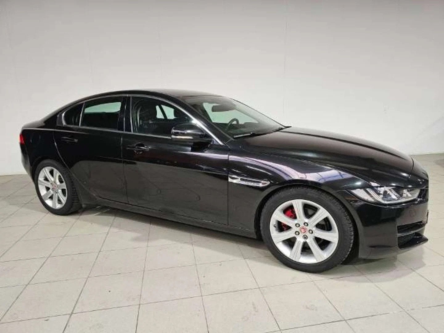 Jaguar XE XE 2.0 D Prestige (bj 2015, automaat), Auto's, Automaat, 4 deurs, 4 cilinders, 2135 kg