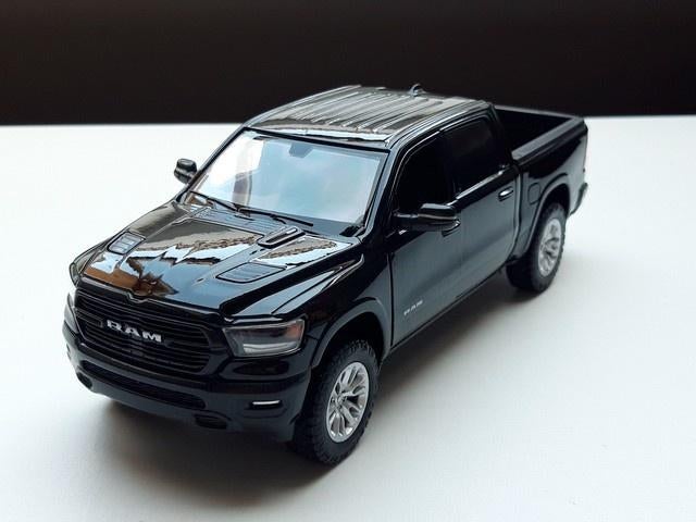 Modelauto Dodge Ram Laramie 2019 black of zilver 1:27 19 cm, Envoi, Neuf, Voiture, Motormax