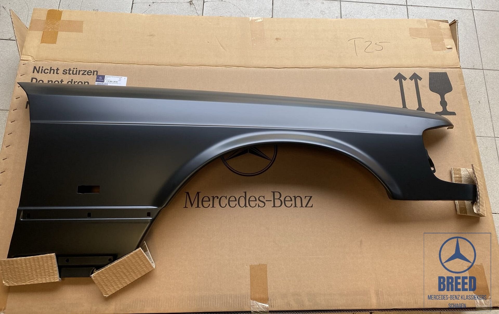 NOS voorscherm / spatbord rechts voor Mercedes-Benz W126, Ophalen, -, Nieuw, Spatbord