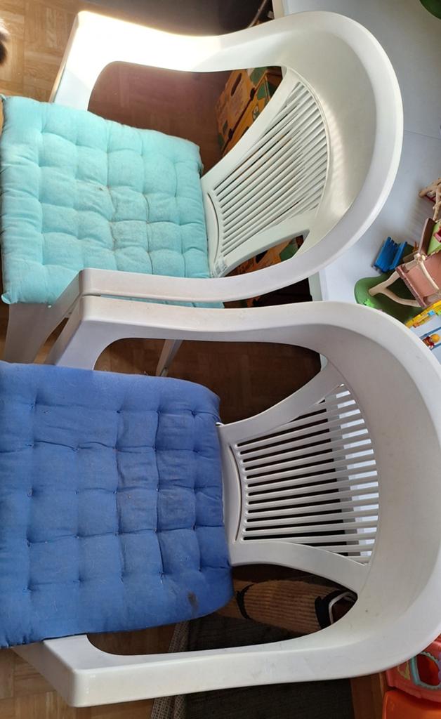 4 witte plastiek tuinstoelen, Ophalen