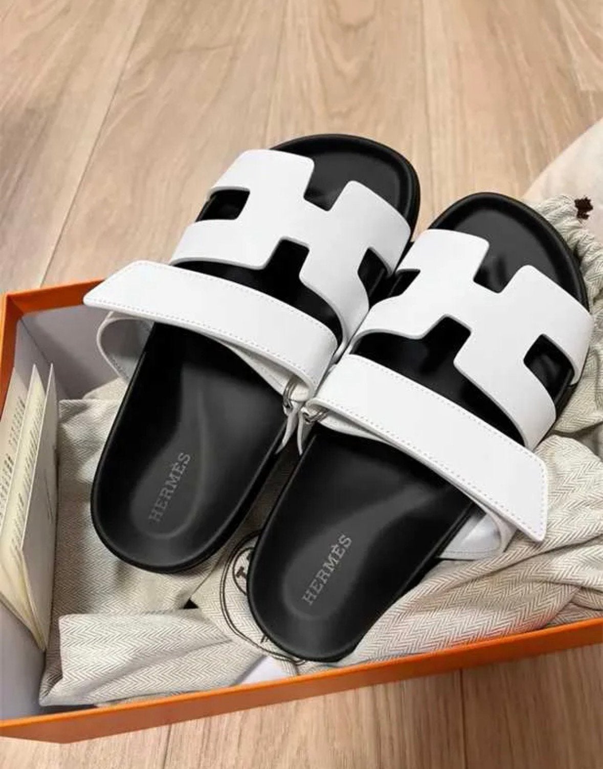 Sandales chyprées Hermes noires et blanches, Enlèvement ou Envoi, Neuf, Blanc, Sandales et Mûles