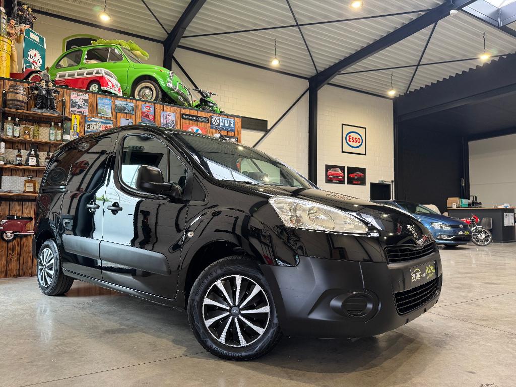 PEUGEOT PARTNER - AUTOMAAT - LICHTEVRACHT - topstaat -, Auto's, Bestelwagens en Lichte vracht, Euro 5, 4 cilinders, Zwart, Bedrijf