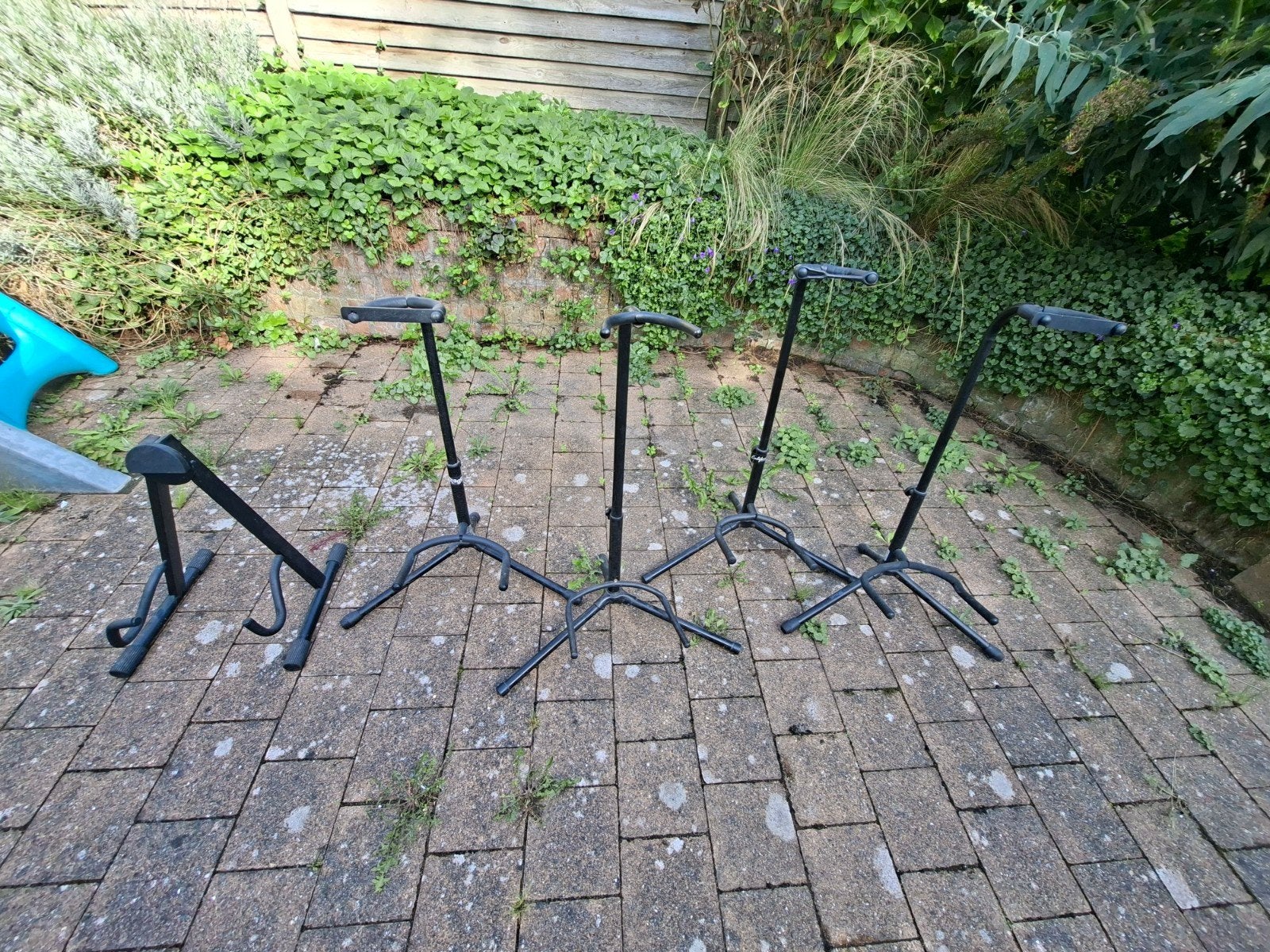 5 gitaar staanders te geef, Muziek en Instrumenten, Ophalen
