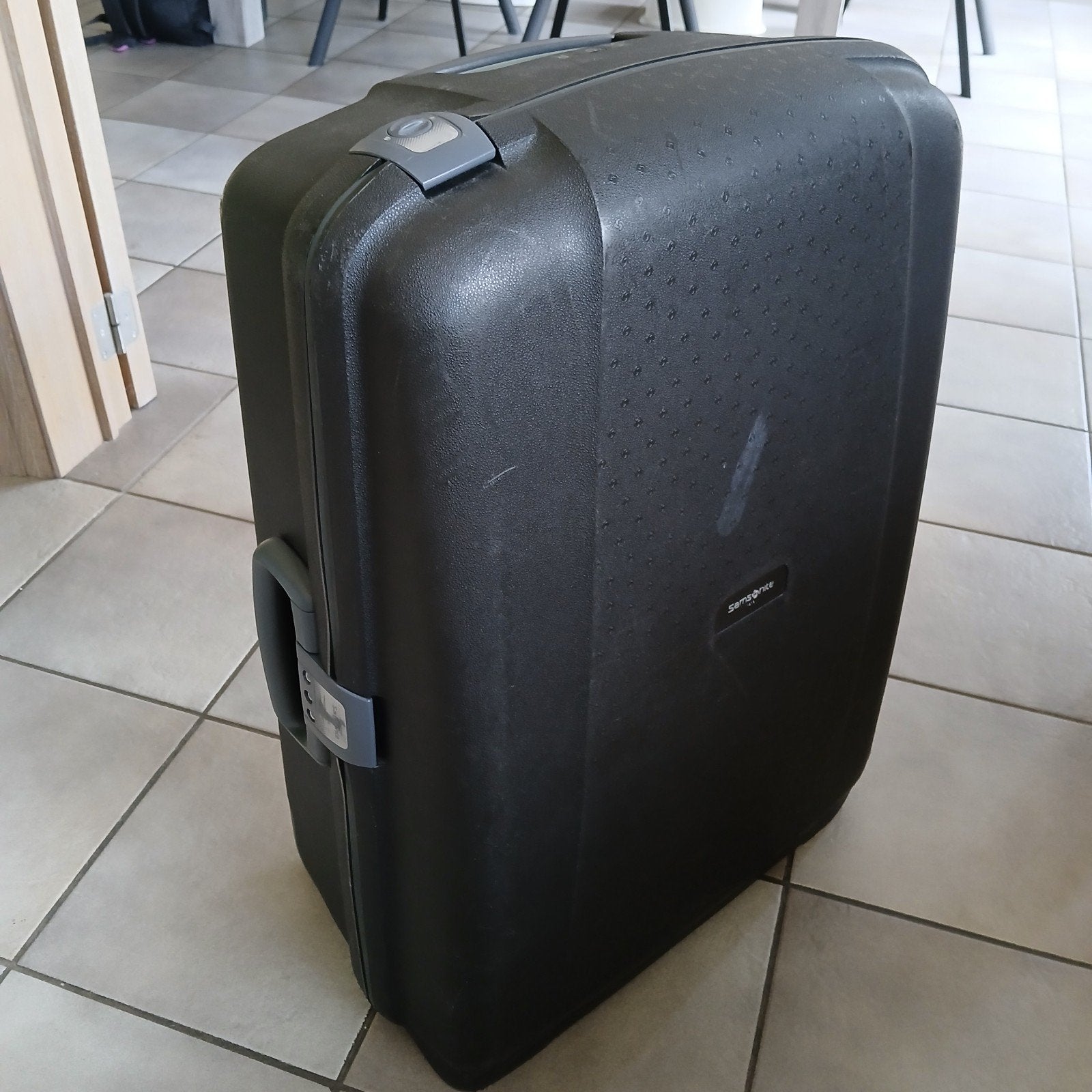 Valise noire Samsonite 70x27x50 avec 2 roues, Bijoux, Sacs & Beauté