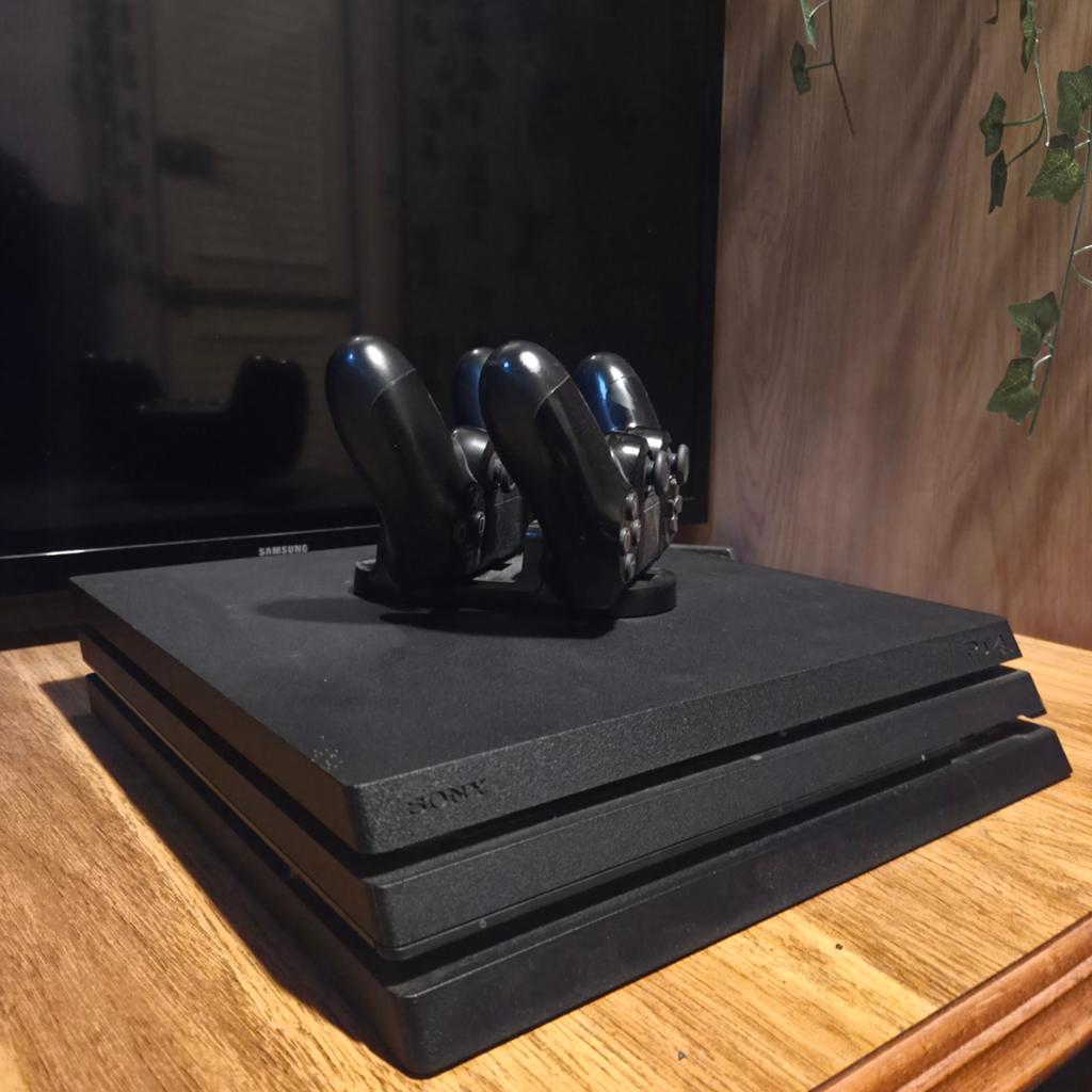 PS4 Pro (1tb) + 2 controllers en oplaadstation, Ophalen, Met 2 controllers, Zo goed als nieuw, 1 TB