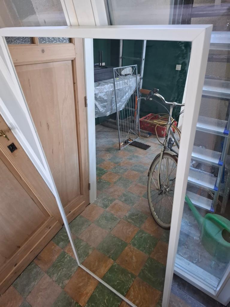 Spiegel met witte houten kader, Ophalen