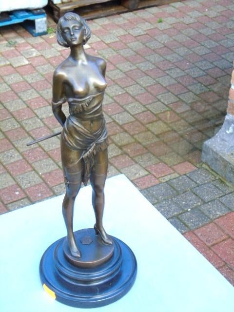 femme seins nue dominatrice en bronze signé, ZASH, Antiquités & Art, Enlèvement ou Envoi, Bronze