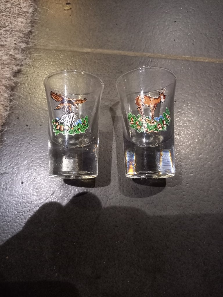 2 borrelglaasjes met wildfiguur., Verzamelen, Ophalen of Verzenden, Zo goed als nieuw, Borrel- of Shotglas