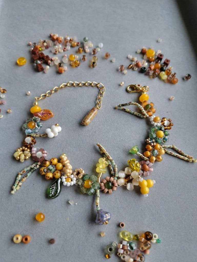 Armband met Tsjechisch glas en glaskralen – bloemen design, Handtassen en Accessoires, Armbanden, Overige materialen, Verzenden