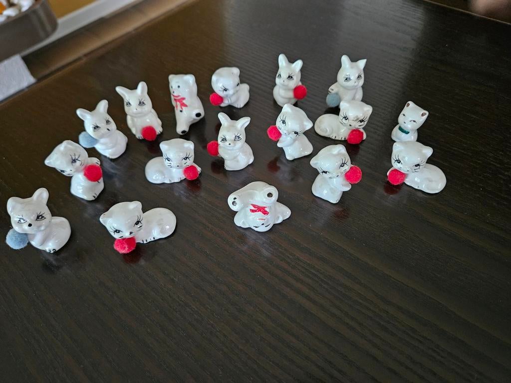 Verzameling decoratie porceleinen poesjes, Enlèvement ou Envoi