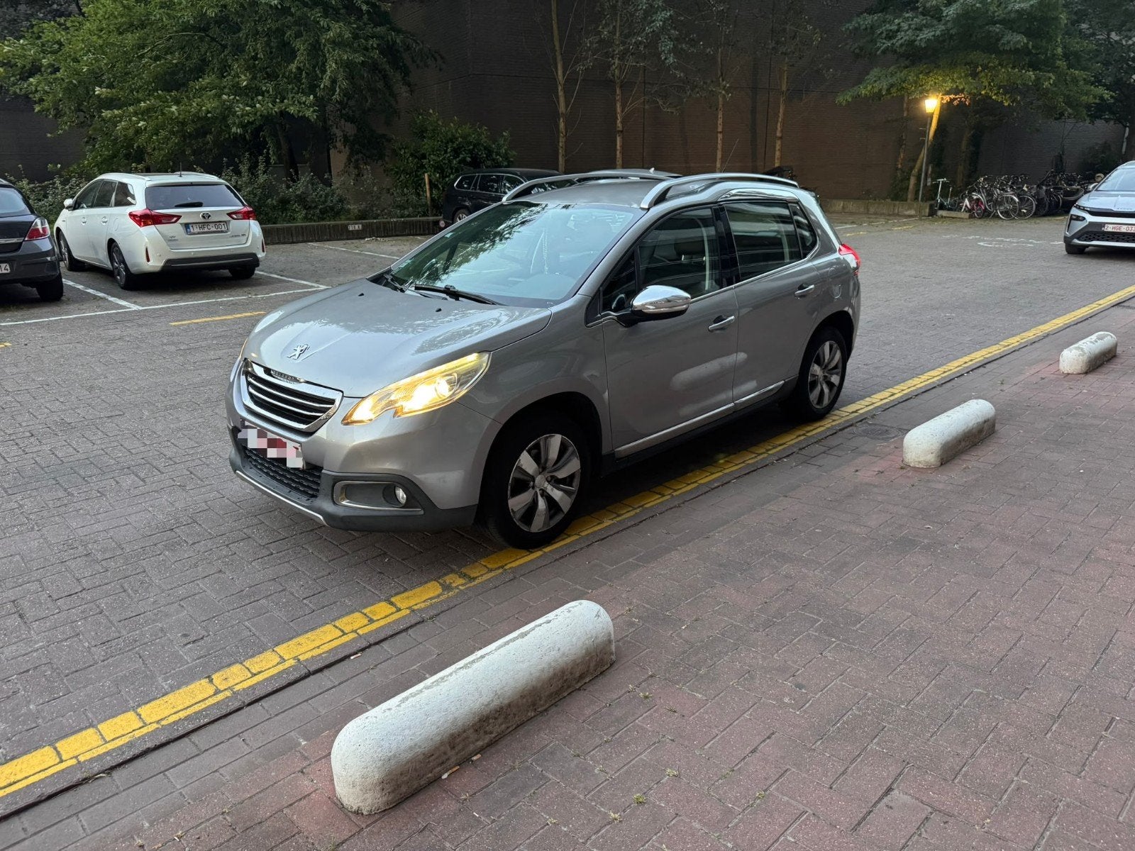 Peugeot 2008 1.2 PureTech – Stijlvol gezinswagen, Auto's, Lichtmetalen velgen, Wit, Grijs, Particulier