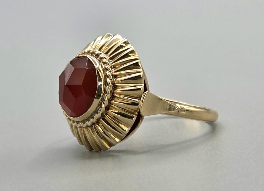 Gouden Vintage ring met edelsteen carneool. 2026/419, Handtassen en Accessoires, Antieke sieraden, Ring, Goud, Met edelsteen, Ophalen of Verzenden