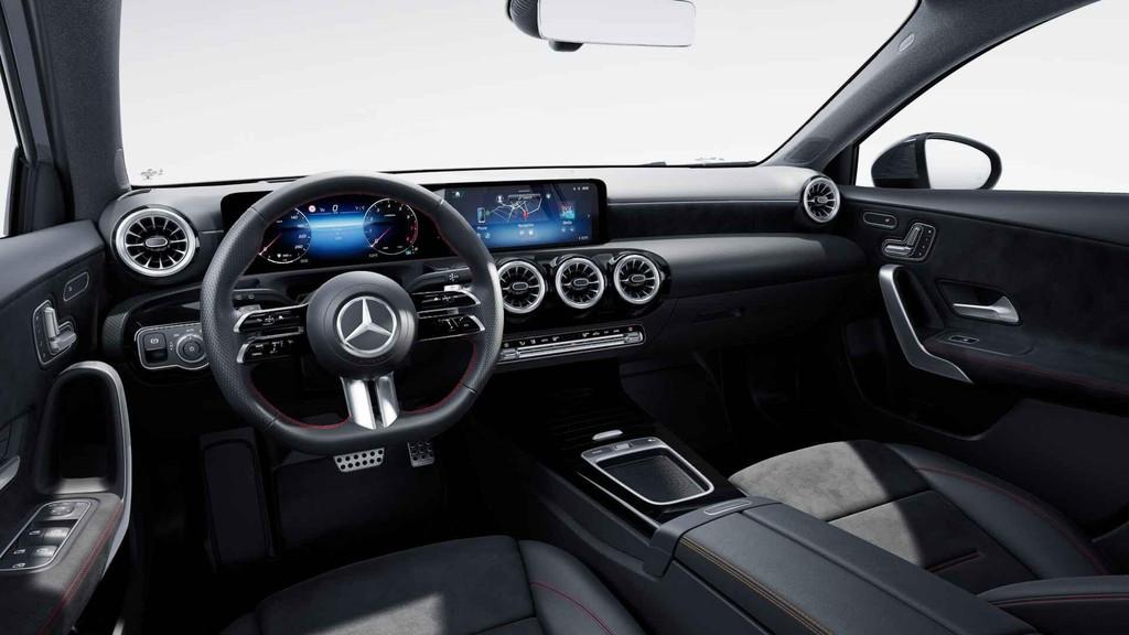 Mercedes-Benz A-Klasse 180 Hatchback AMG Line Night Pack | P, Stof, Gebruikt, 680 kg, 4 cilinders