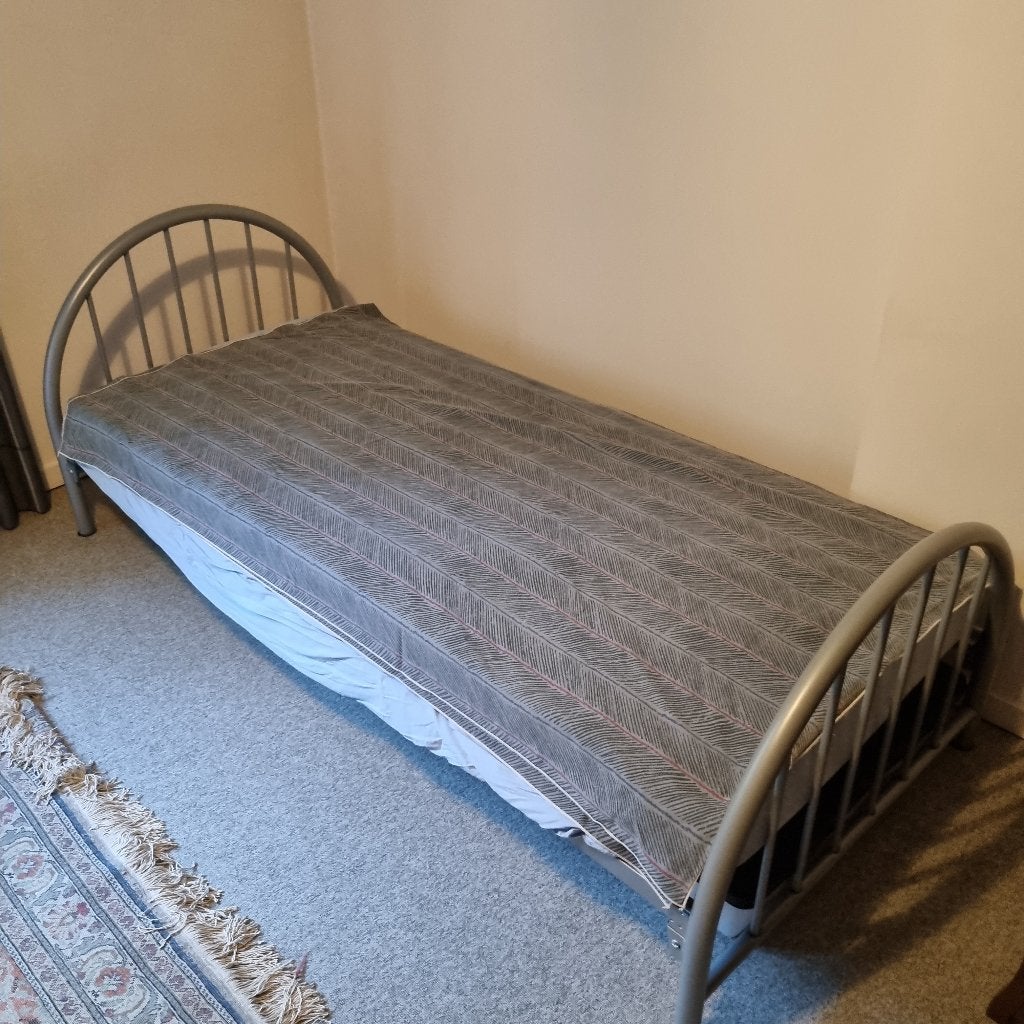 Lit 1 personne avec matelas - état neuf, 90 cm, Gris, 210 cm, Enlèvement