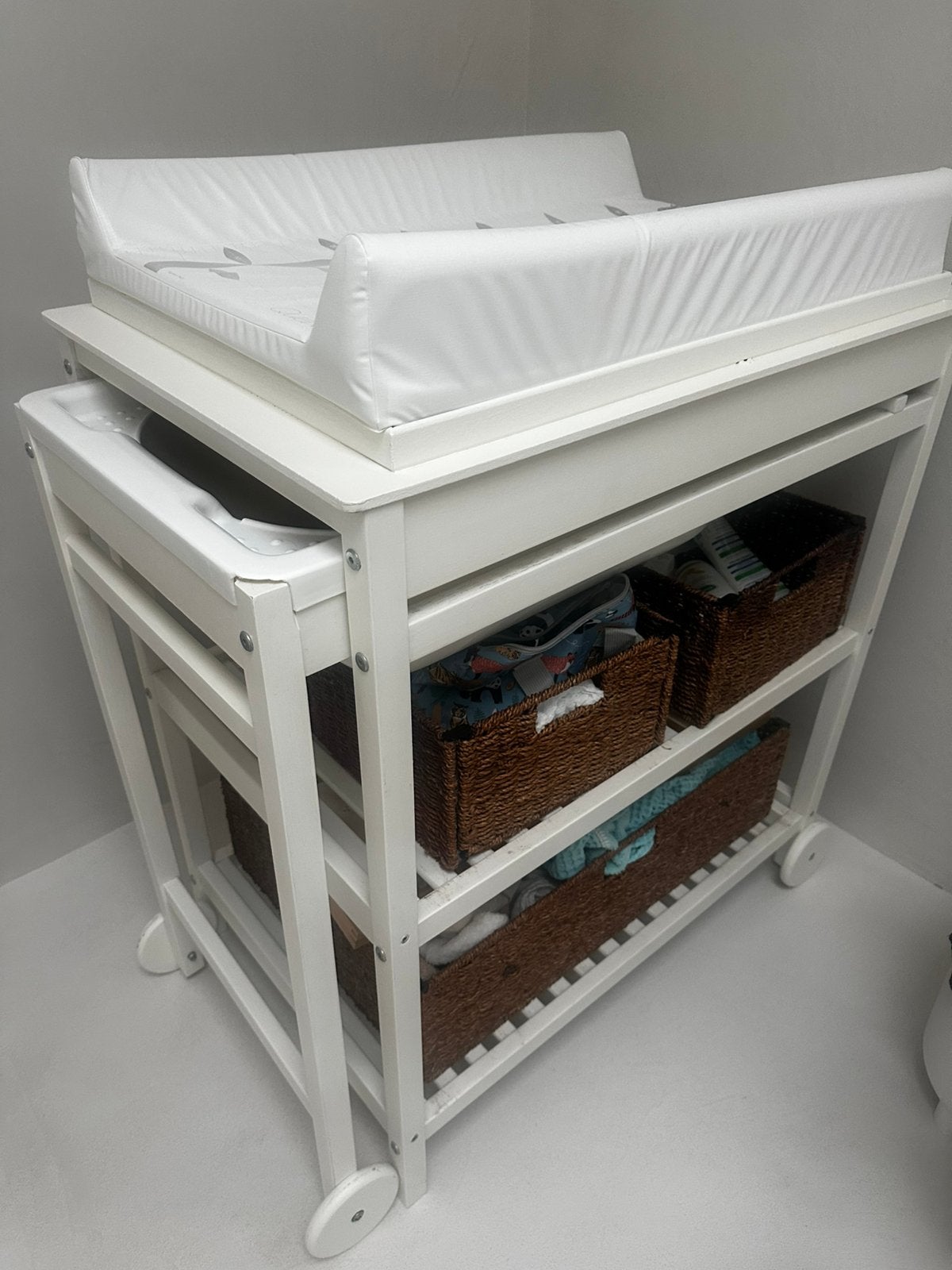 Verzorgingstafel met bad en 3 manden, Ophalen, Gebruikt, Commode