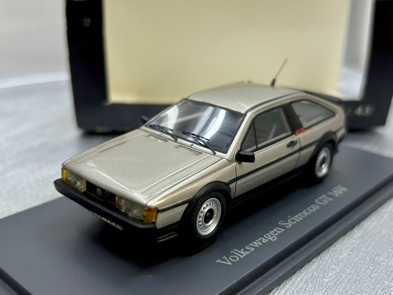 1:43 Volkswagen scirocco GT 16V, Enlèvement ou Envoi, Comme neuf