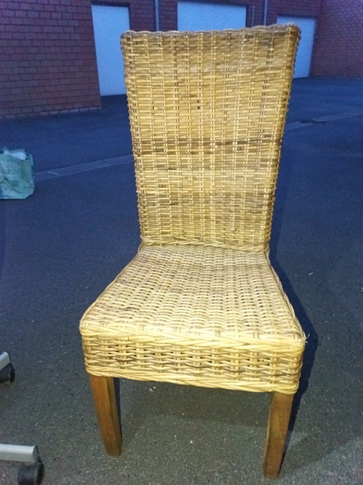 2 mooie rieten stoelen is niets aan, Ophalen