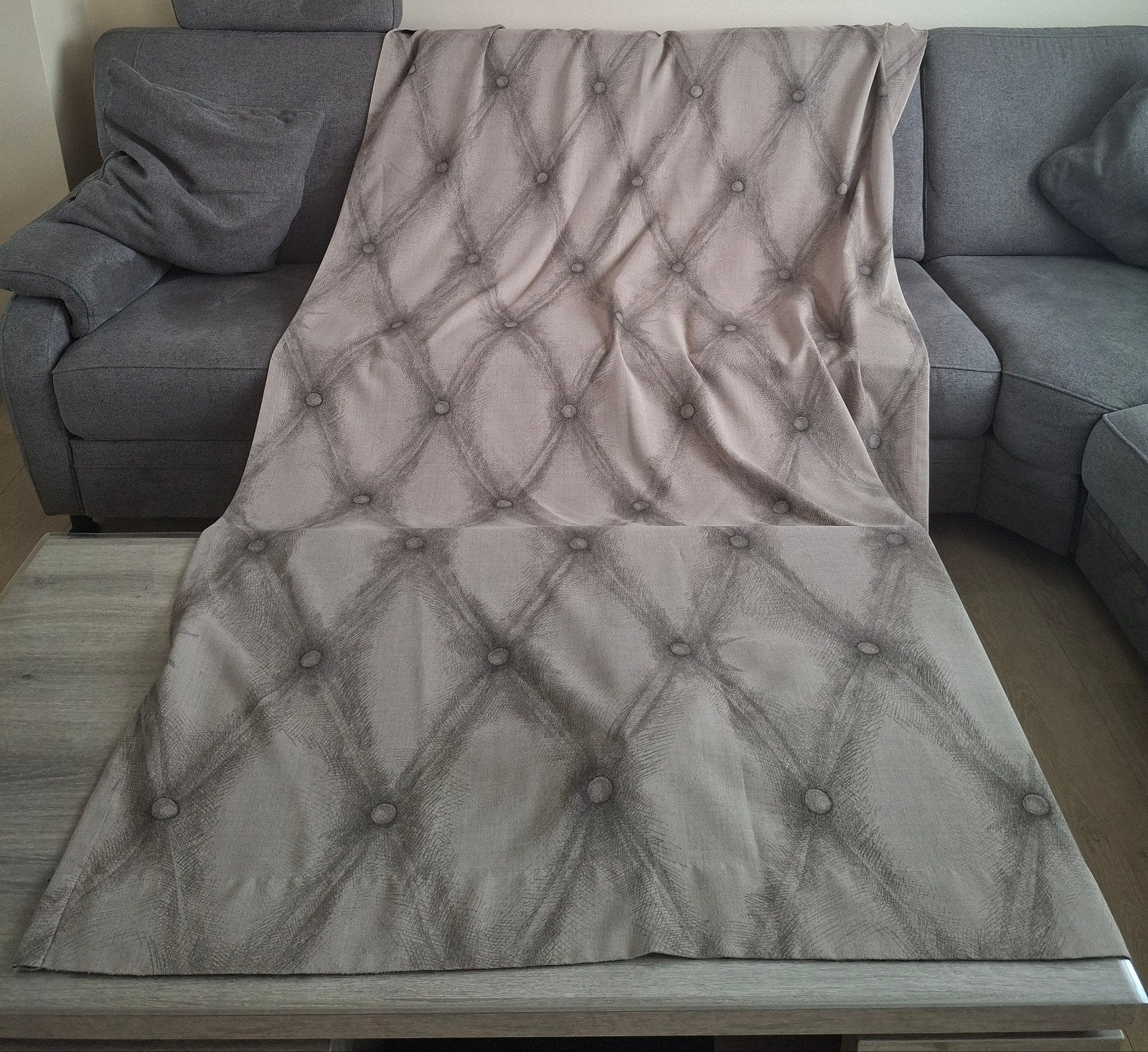 Taupe gordijn met plooiband – goede staat, Huis en Inrichting, Ophalen, Gebruikt, 135 cm, 232 cm