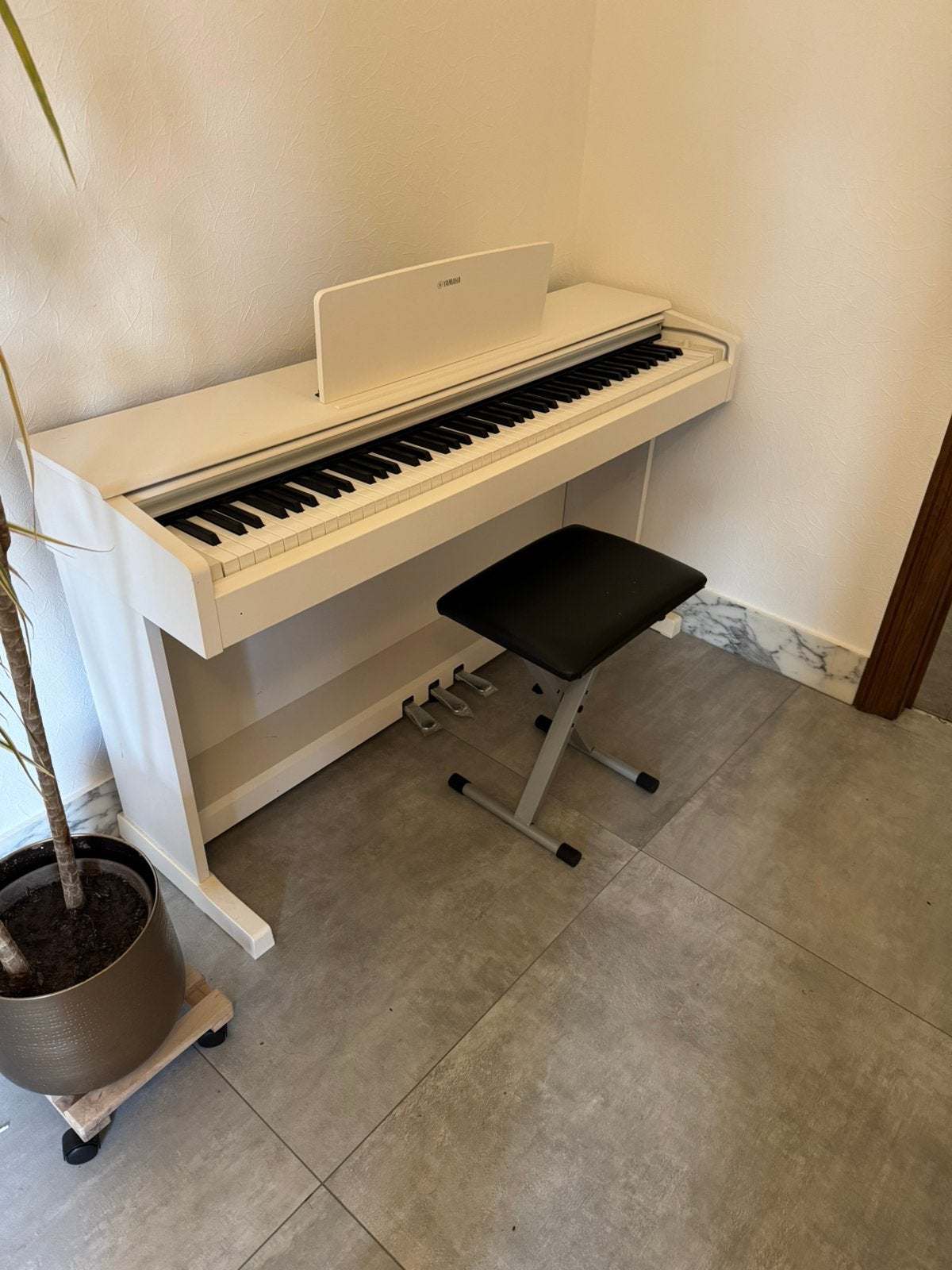 Yamaha Arius YDP-144WH wit — Zo goed als nieuw — compleet, Muziek en Instrumenten, Ophalen, Zo goed als nieuw, Wit, Piano