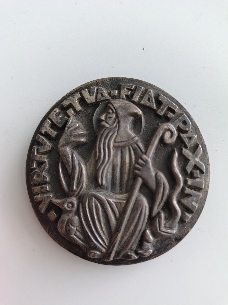 Médaille religieuse en métal argenté représentant St Benoit, Enlèvement ou Envoi, Autres matériaux