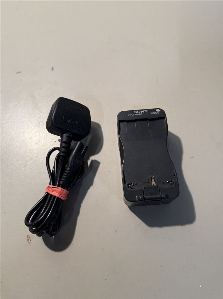 oplader - Sony AC -V100 Power Adaptor 8.4v Battery Charger U, Audio, Tv en Foto, Opladers, Ophalen of Verzenden, Zo goed als nieuw