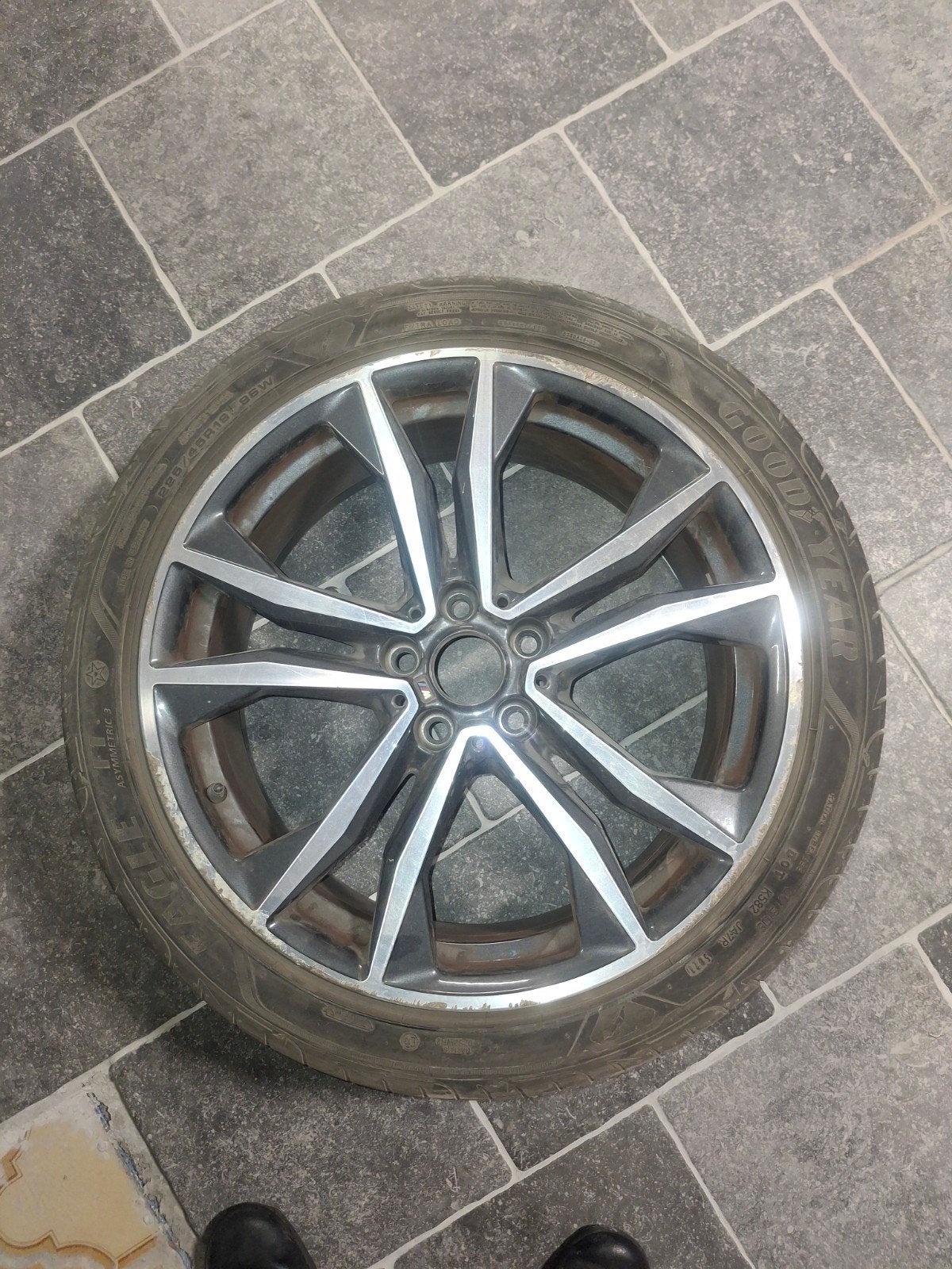 1 Velg met band komt van BMW 225XE, Ophalen