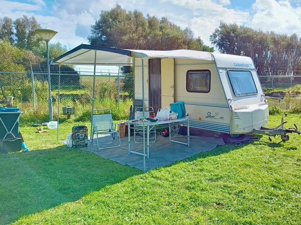TE HUUR Caravan < 750 kg voor gewoon rijbewijs B, Caravans en Kamperen, Caravans, Treinzit, Tot en met 3, Particulier, Dwarsbed