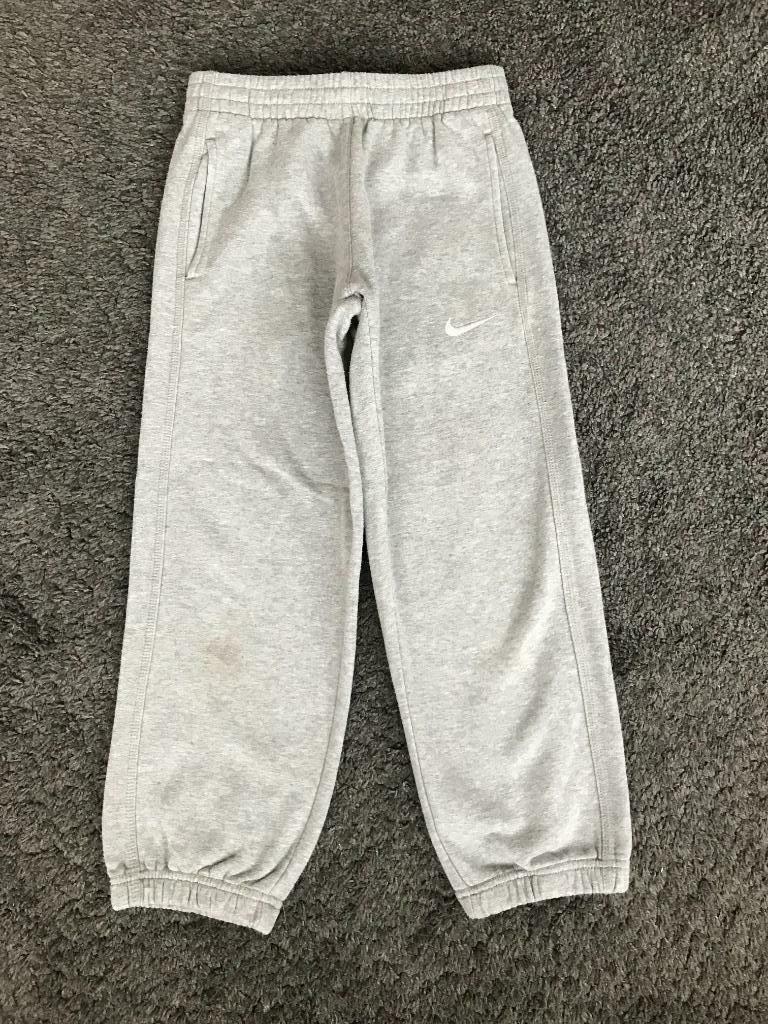 Pantalon de jogging gris NiKE 122-128 cm, Broek, Ophalen of Verzenden, Zo goed als nieuw, Nike