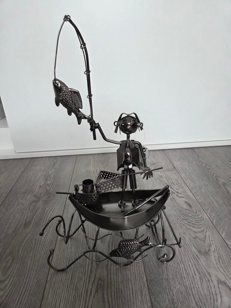 BRUBAKER Flessenhouder Visser in een boot - metalen sculptuu, Antiek en Kunst, Ophalen of Verzenden