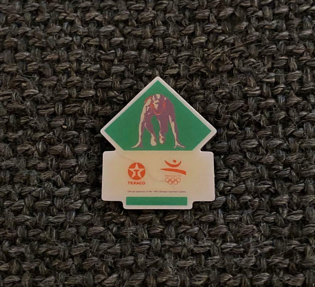 PIN - TEXACO - OLYMPISCHE SPELEN - ATLETIEK, Verzamelen, Speldjes, Pins en Buttons, Verzenden, Gebruikt, Sport, Speldje of Pin