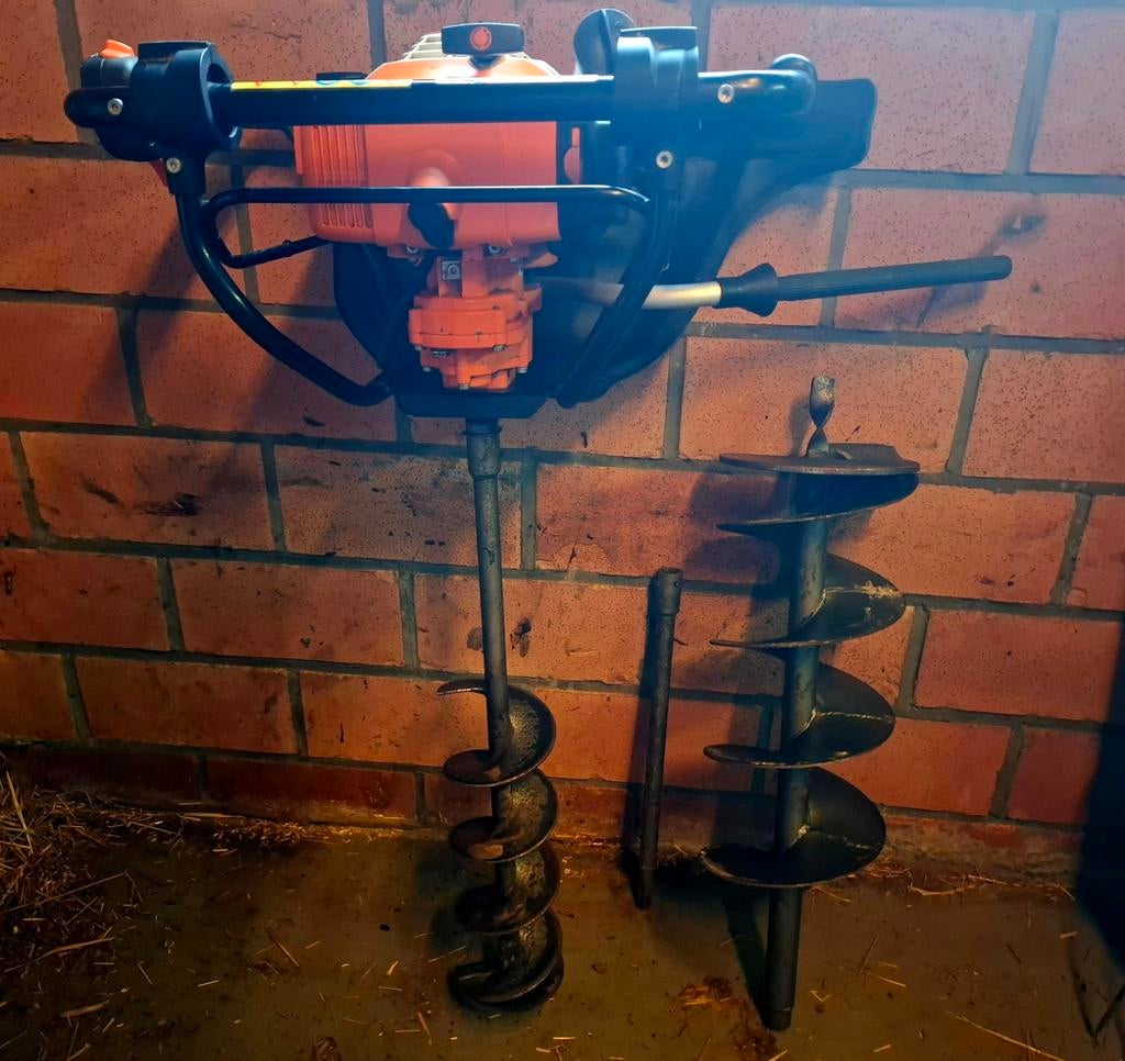 Grondboor Stihl bt 121 met 12 en 20 cm boren te huur, Doe-het-zelf en Bouw, Ophalen