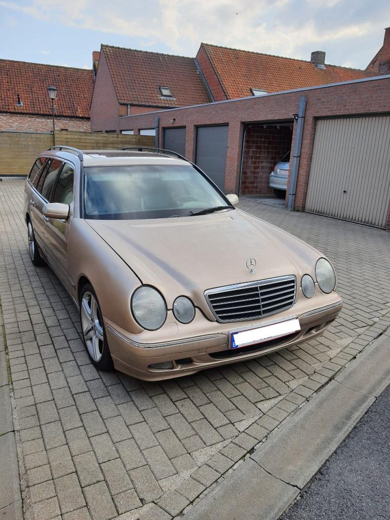 Mercedes E270 – W210 break, bouwjaar 2001 in goede staat!, Auto's, Automaat, Achterwielaandrijving, Zwart, USB