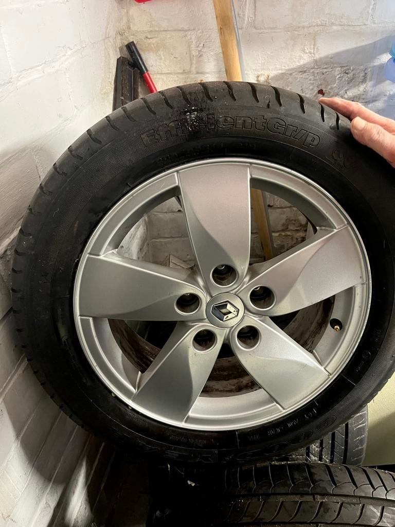 set (4x) banden op velgen goodyear efficient grip Renault, Ophalen, Band(en)