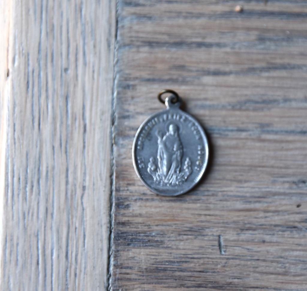 Médaille de Sainte-Appolonie avec Saint-Ange Gardien, Envoi, Autres matériaux