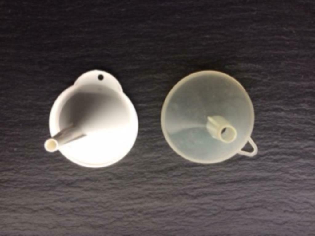 2 entonnoirs en plastique - usagés, mais en bon état, Enlèvement ou Envoi, Utilisé