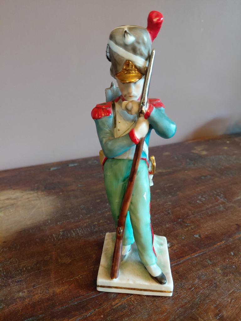 Grenadier porseleinen beeldje uit de Napoleontische periode, Enlèvement ou Envoi
