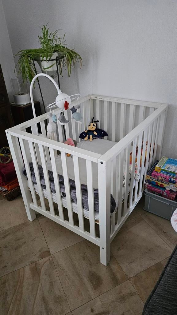 Parkje (box) in goede staat incl muziek mobiel en matras, Kinderen en Baby's, Babyparken, Ophalen, Gebruikt, In hoogte verstelbaar