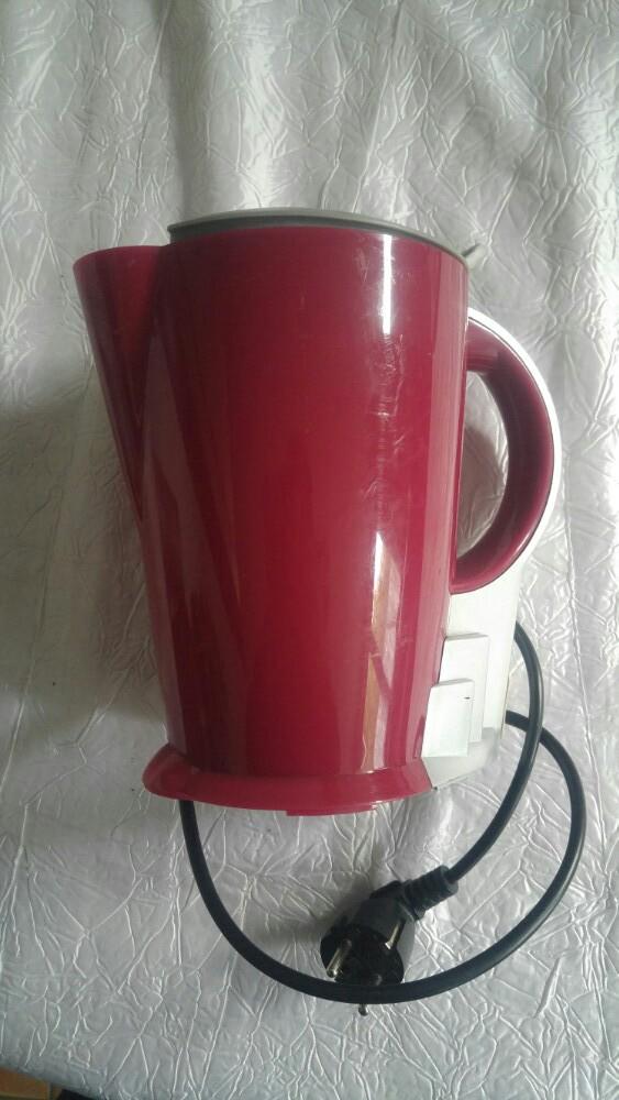 Bouilloire luxelle rouge 1.5l 1000w  modele 8133, Electroménager, Bouilloires, 1 à 2 litres, Enlèvement ou Envoi, Utilisé