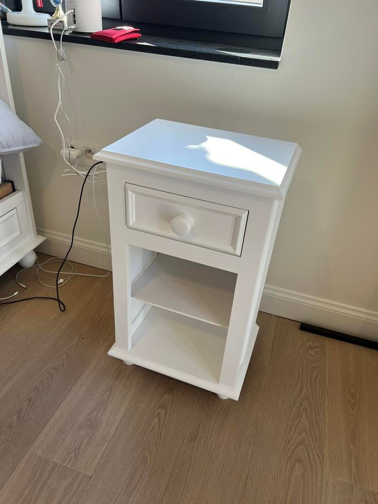 Table de chevet en boiserie en bon état ! Couleur blanc, Maison & Meubles, Enlèvement ou Envoi, Comme neuf