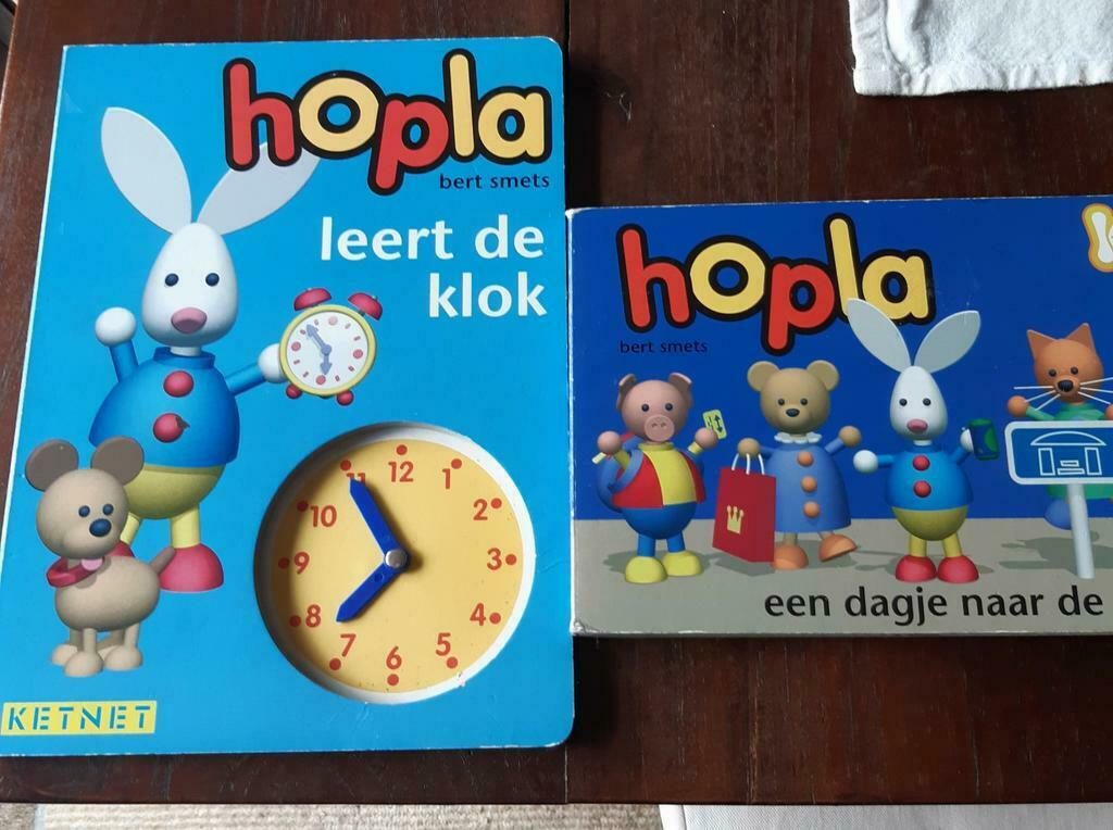 2 boekjes Hopla klok + dagje stad beide 10€, Enlèvement ou Envoi, Comme neuf