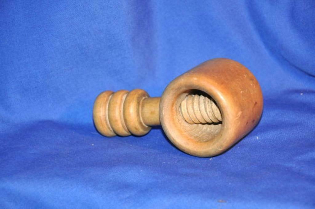 § casse noix en bois beige, Antiquités & Art, Enlèvement ou Envoi
