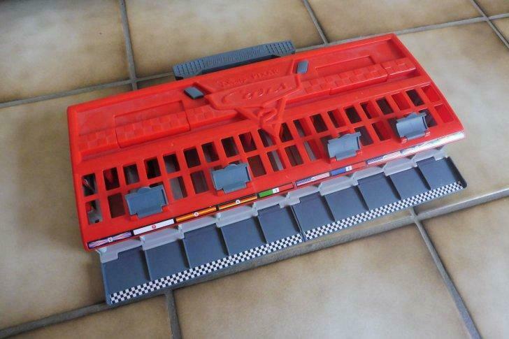 Disney Pixar Cars 2 Mattel V2854 garage voor 10 modellen, Enlèvement ou Envoi, Utilisé