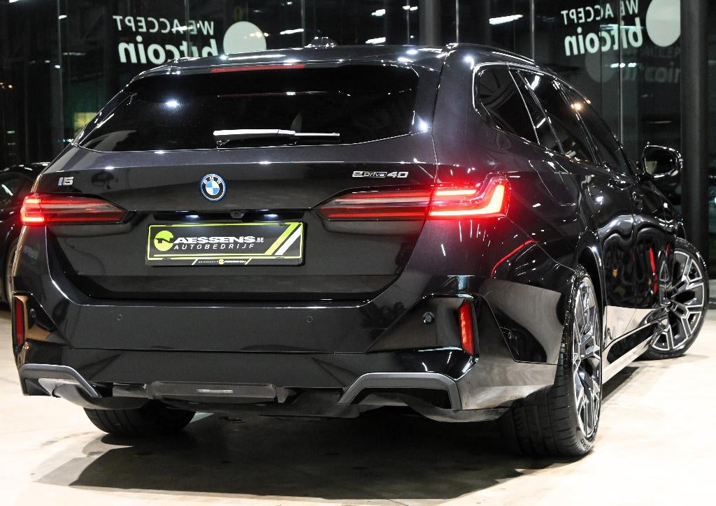 BMW i5 Touring eDrive40 M Sport *LEDER/CAM/H&K/DAB/CARPLAY*, Automaat, Achterwielaandrijving, Zwart, 5 deurs