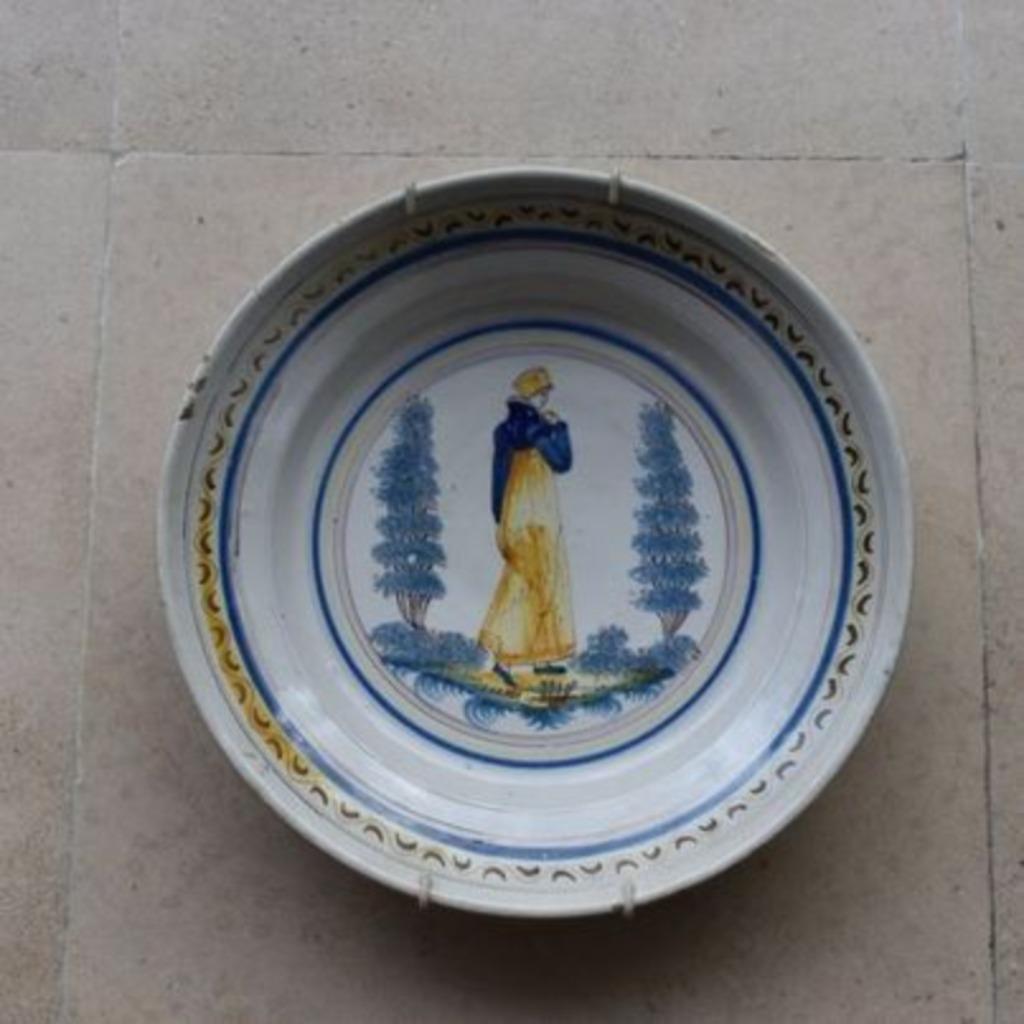 Grande assiette en faïence de Vieux Bruxelles (19e), Enlèvement