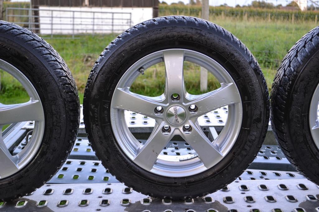 Wintervelgen MINI -- 185/60R15 - DUNLOP WINTER RESPONSE, Auto's, Alcantara, Bedrijf, Stadsauto, 3 deurs