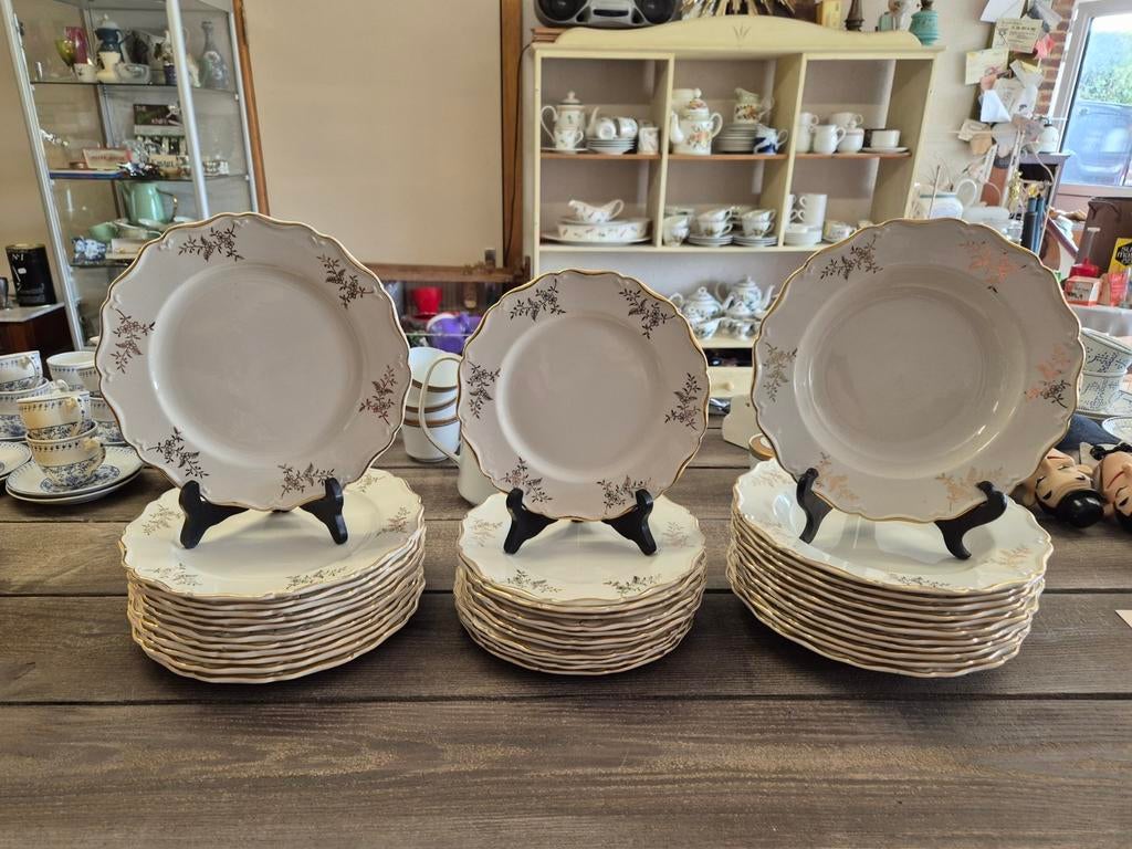 Lot de 36 assiettes Boch décor Françoise, Enlèvement